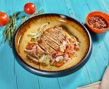 Салат «Фирменный с куриным мясом»