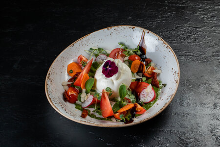 Салат с сыром буррата