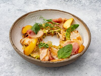 Теплый салат с курицей и беконом