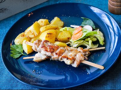 Жареный куриный шашлычок с картофелем
