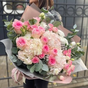 Букет розовые розы с гортензиями