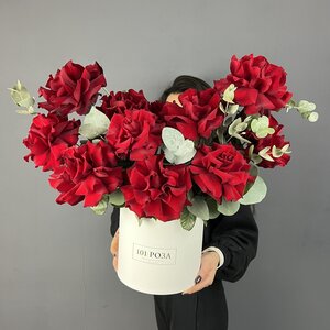 Шляпная коробка с французскими розами "Прада"