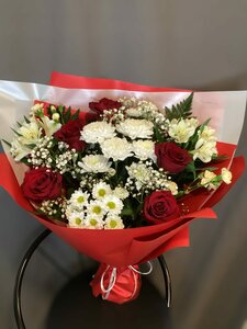Букет с красными розами