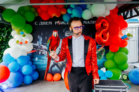 Фокусник с дрессированными животными 