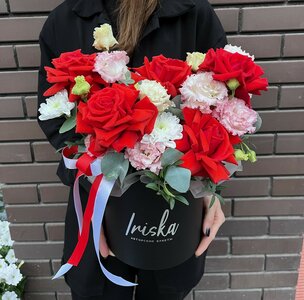 Композиция “Льеж” с алыми розами в шляпной коробке