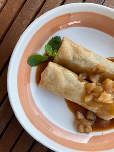 Блинчики с яблоком, изюмом и солёной карамелью