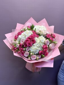 Букет с гортензией и кустовыми розами