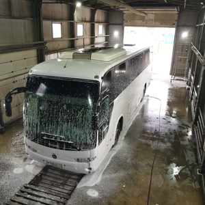 Мойка туристического автобуса с пеной