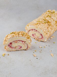 Меренговый рулет с малиной и фисташкой
