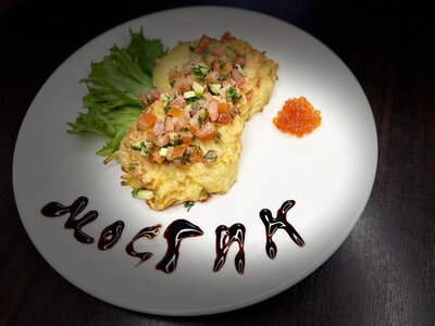 Драники с лососем и красной икрой