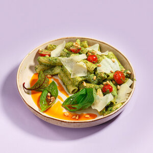 Паста с курицей и соусом песто 