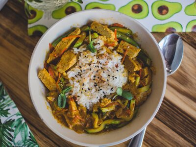 Карри с тофу, рисом и овощами