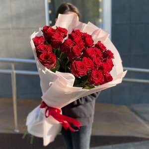 25 красных роз Эквадор 90 см в оформлении
