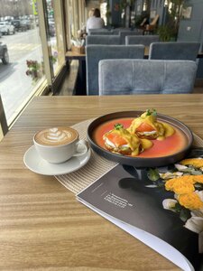 Кабачковые оладьи с лосем и яйцом пашот