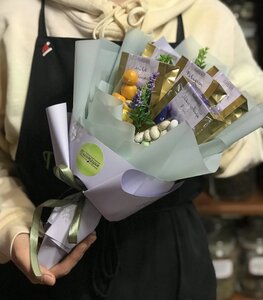 Букет из чая и сладостей поздравляю