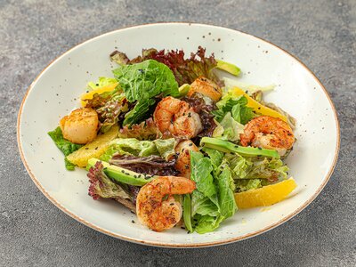 Салат с креветками, гребешками и зеленым миксом салатных