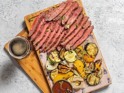 Flank Steak с овощами гриль и соусом бурбон