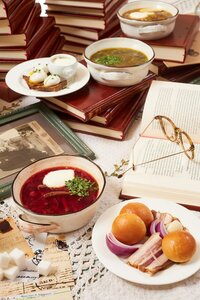Борщ с говяжьей грудинкой, домашним салом и пампушками