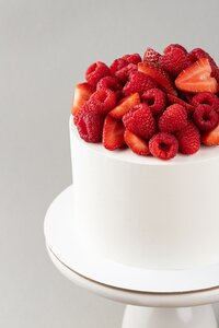 Торт с горкой малины и клубники