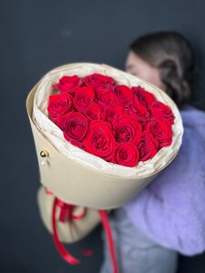 Букет 17 красных роз в стильной упаковке