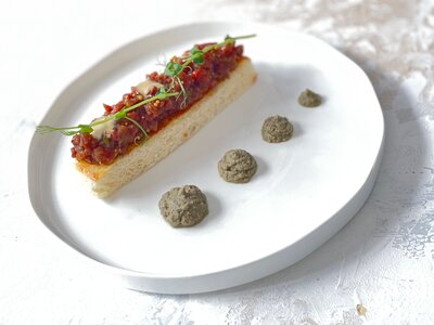 Тартар из говядины с соусом из груши