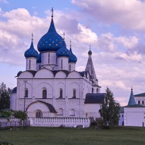 Рядом с отелем Кремль