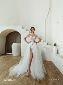 Свадебное платье современная классика с разрезом