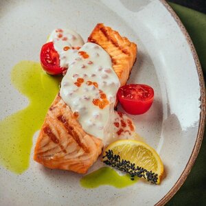 Стейк из сёмги с икорным соусом