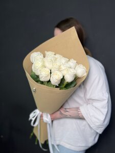 15 Белых пионовидных высоких роз