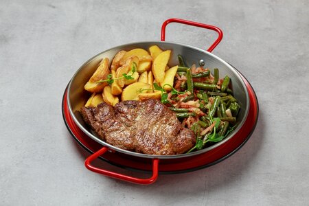 Сковородка свиная с фасолью