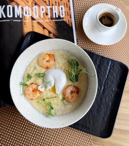 Кукурузная сливочная каша с сулугуни и креветками