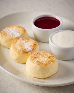 Сырники с малиновым соусом и сметаной