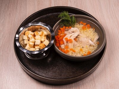 Куриный прозрачный бульон с кнедликами из куриной грудки