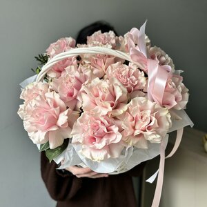Корзина с 15 розовыми французскими розами