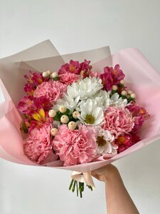 Нежный букет с гиперикумом S