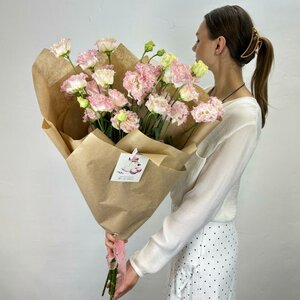 Букет из розовой эустомы