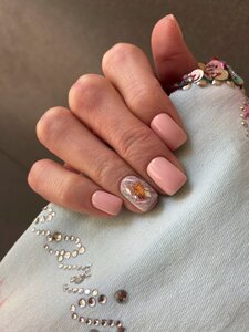 Маникюр с покрытием гель-лаком