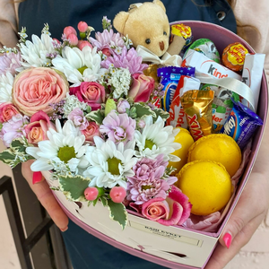 Коробочка с макаронс и сладостями микс