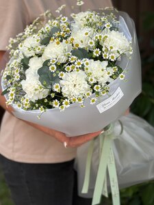 Воздушный букет с танацетумом, диантусом и эвкалиптом от