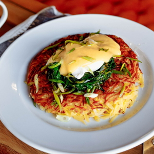 Швейцарские Roesti с шпинатом и яйцом пашот