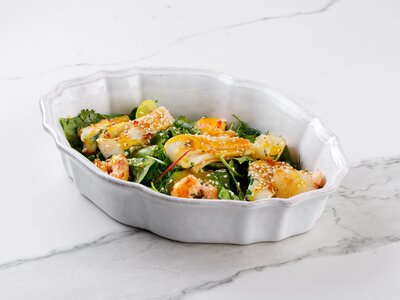 Салат с морепродуктами и соусом из манго