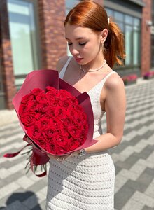 Букет из 25 роз, Россия, 60 см с оформлением