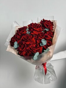 11 красных французских роз с эвкалиптом