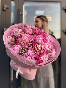 Букет ВАУ с пионами и пионовидными розами и гипсофилой