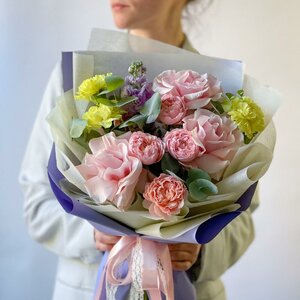 Букет французской розой и гвоздиками