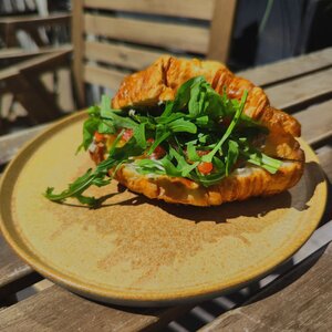Круассан с форелью, апельсином и соусом тапенада