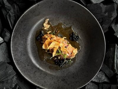Тартар из утки с имбирный соусом и грибами шиитаке