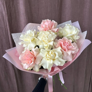 Моно букет из 7 ажурных роз