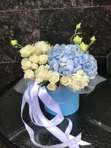 Композиция в шляпной коробке "Голубое небо"