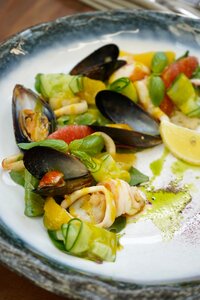 Теплый салат с морепродуктами, имбирным огурцом и соусом